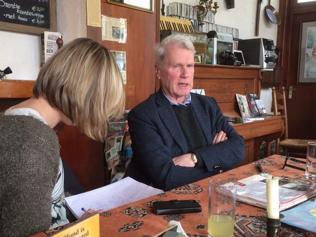 Schrijver Adriaan van Dis geeft inwoners Amen huiswerk - RTV Drenthe