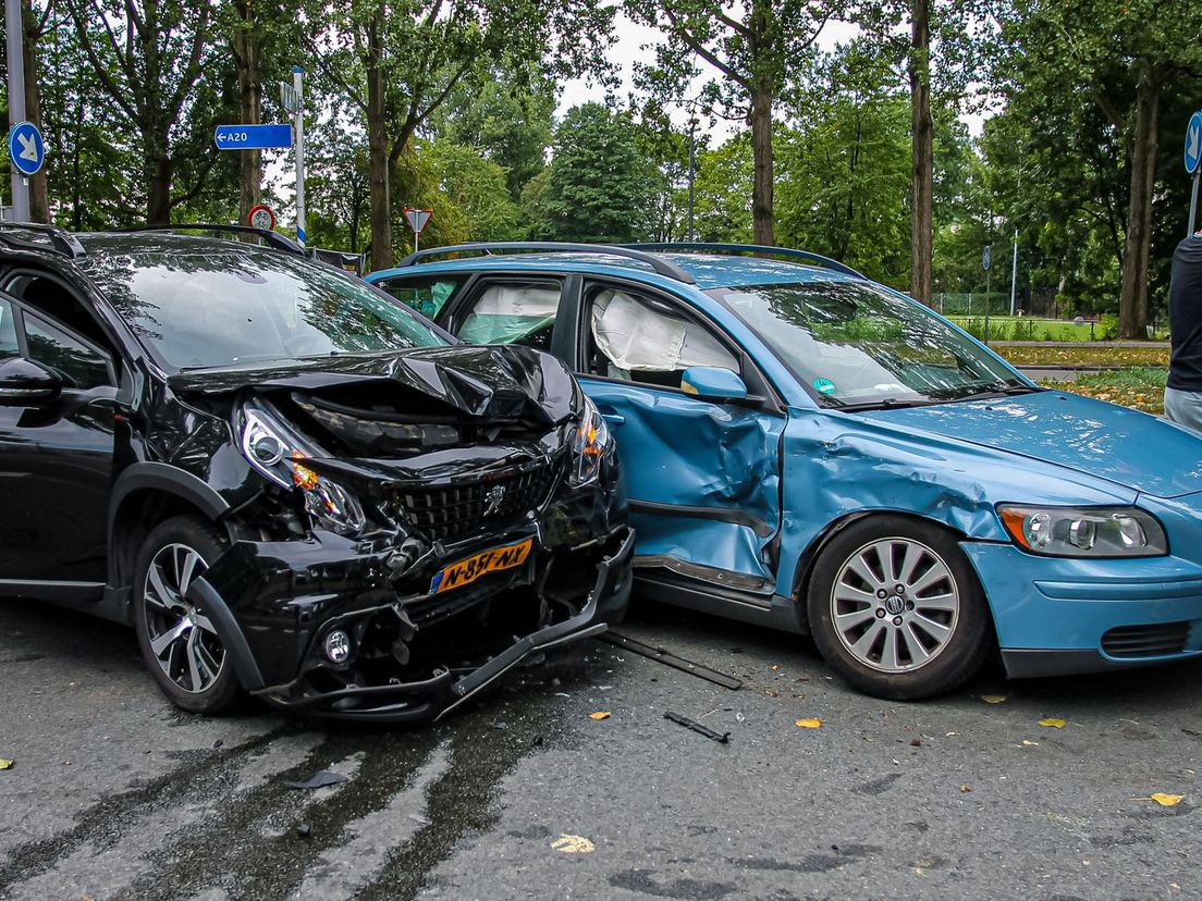 Two cars collided on the Roer.