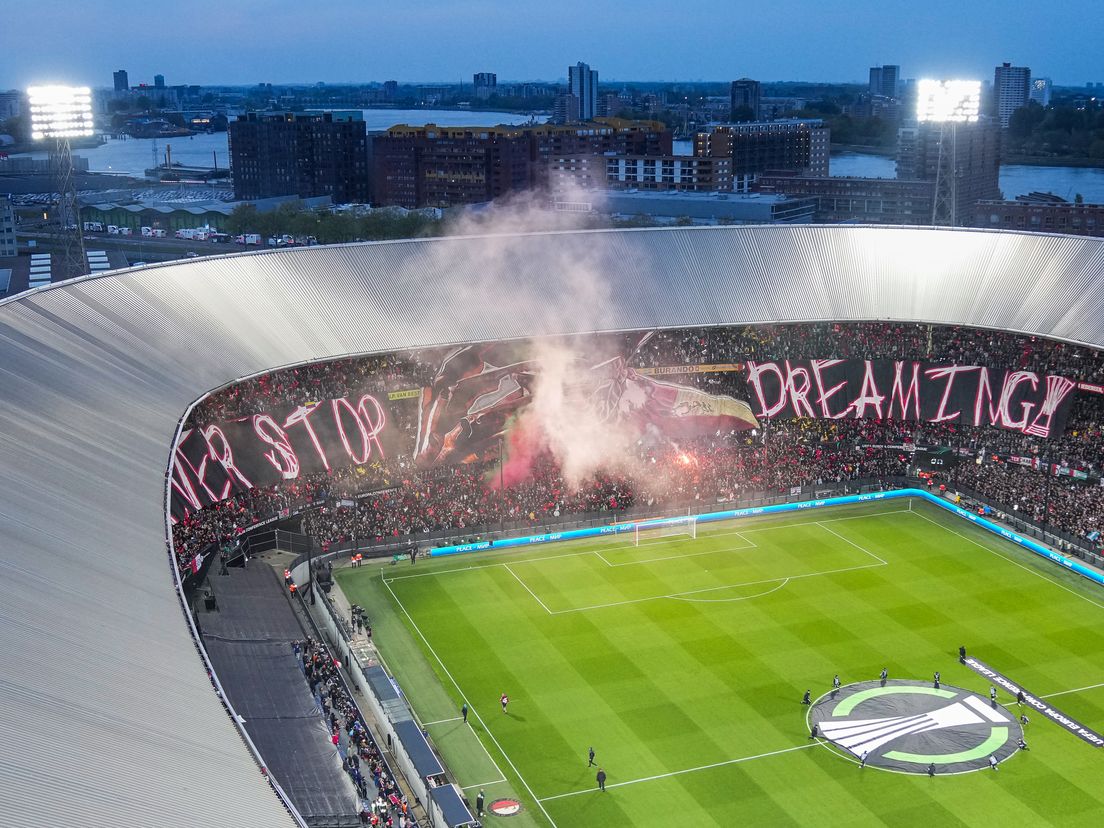 De sfeeractie in De Kuip, vlak voor de aftrap van Feyenoord-Olympique Marseille