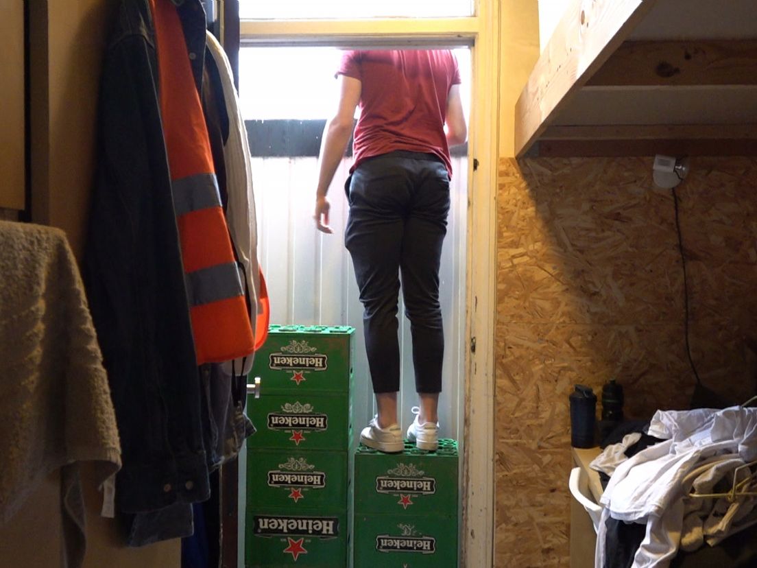 Zeecontainers blokkeren de nooduitgang van het studentenhuis.