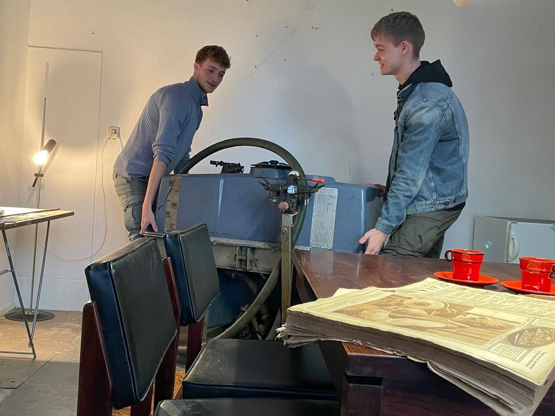Matthew en zijn compagnon halen een oude machine op