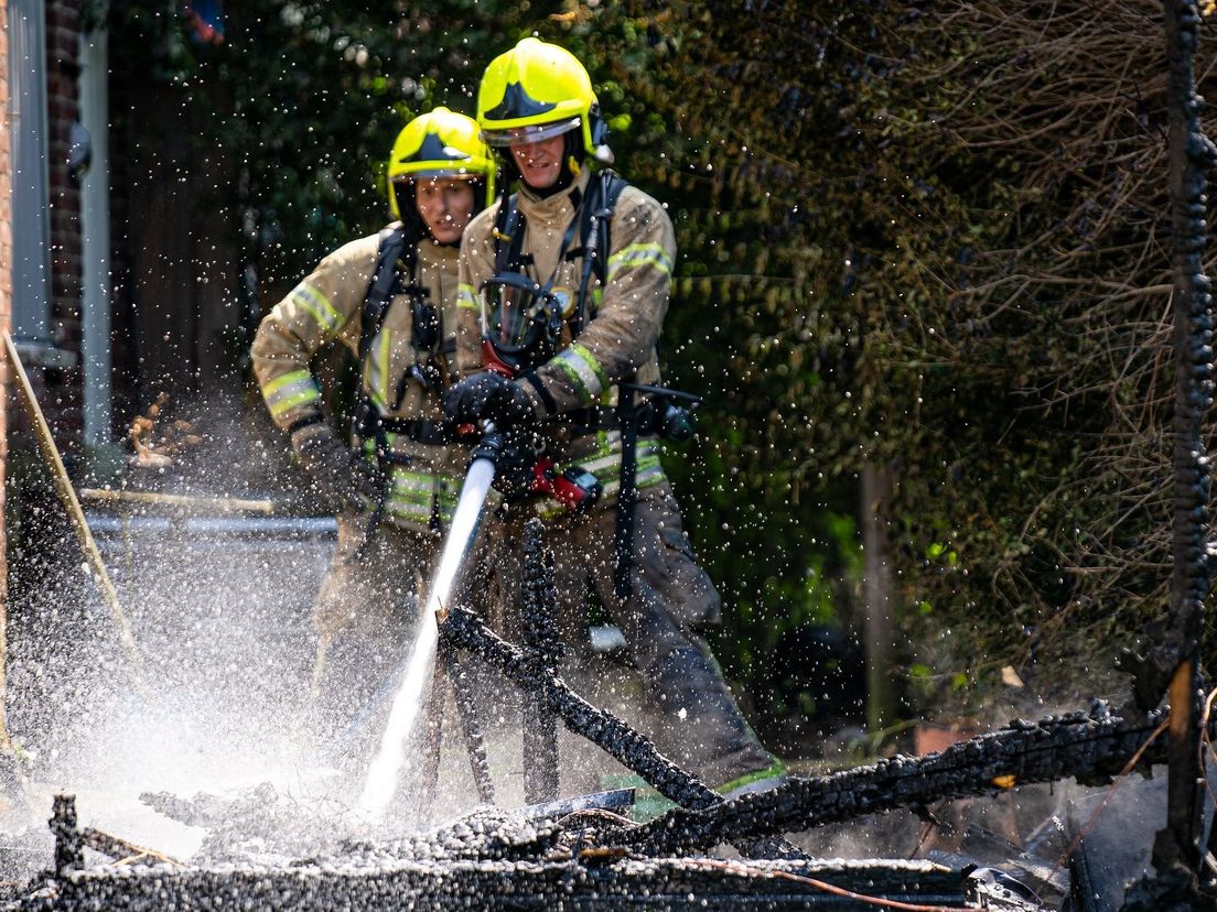 Een schuurtje bij een sloophuis aan de Wielewaal in Rotterdam-Zuid brandde af