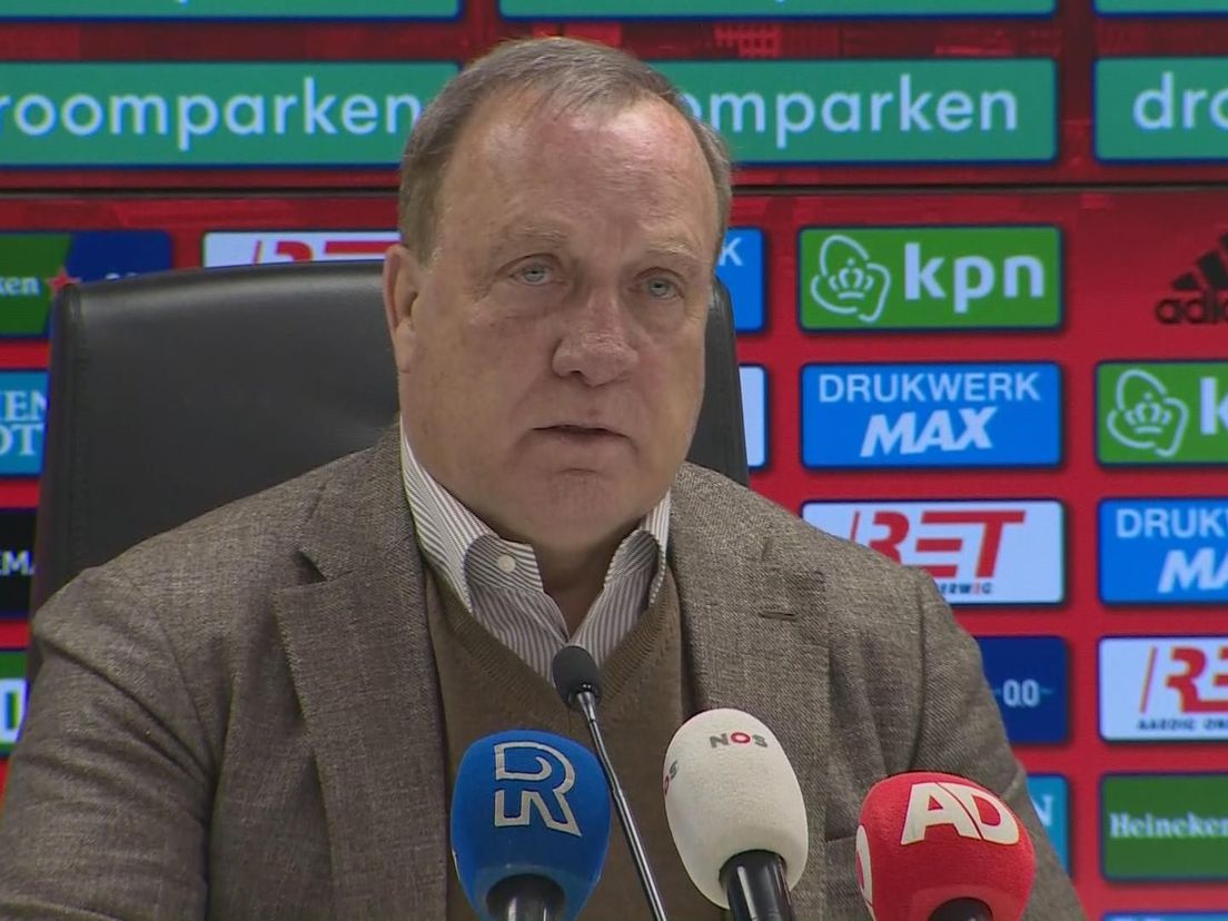 Dick Advocaat tijdens persconferentie