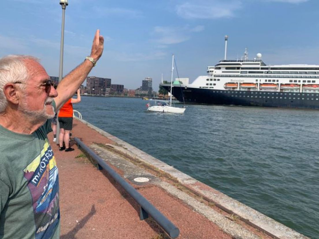 Henk Kooijman zwaait het MS Rotterdam uit