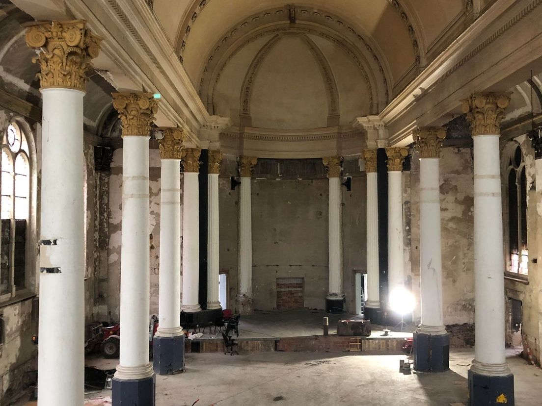 Door het strippen van poppodium Bibelot zijn de historische elementen van de kerk weer zichtbaar