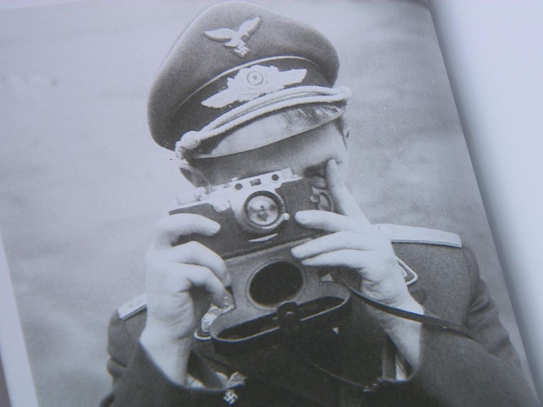 Een Duitse militair maakt een foto