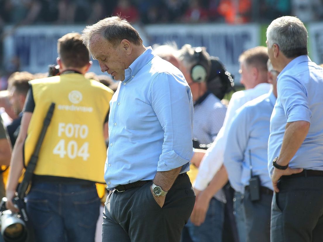 Dick Advocaat en Cor Pot (rechts) treuren bij de degradatie van Sparta tegen FC Emmen in 2018