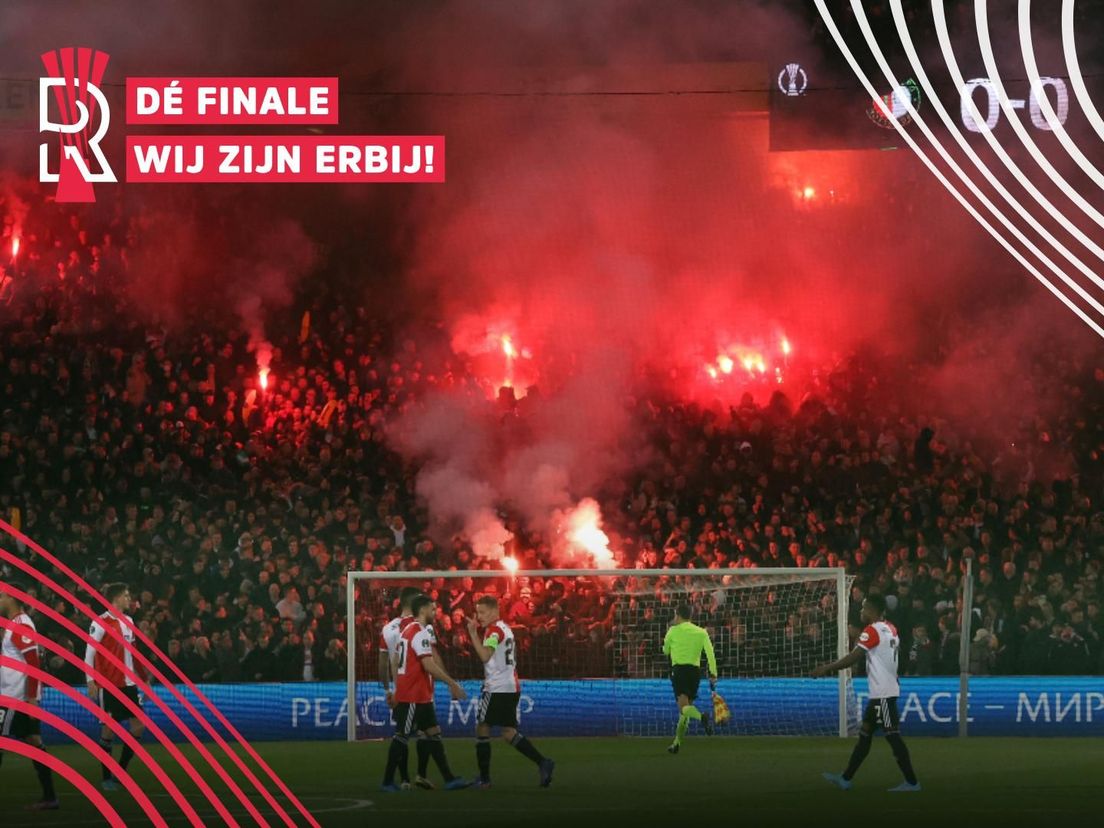 Supporters van Feyenoord steken vuurwerk af