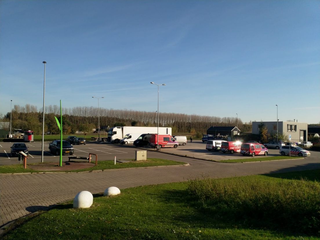 De vrachtwagen en het busje zijn vrijdag verplaatst naar een parkeerplaats aan de Dorpsweg