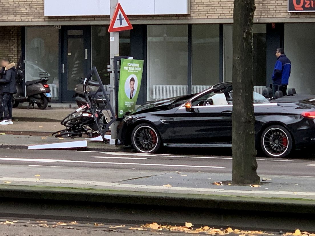 De peperdure Mercedes eindigde tegen een lantaarnpaal
