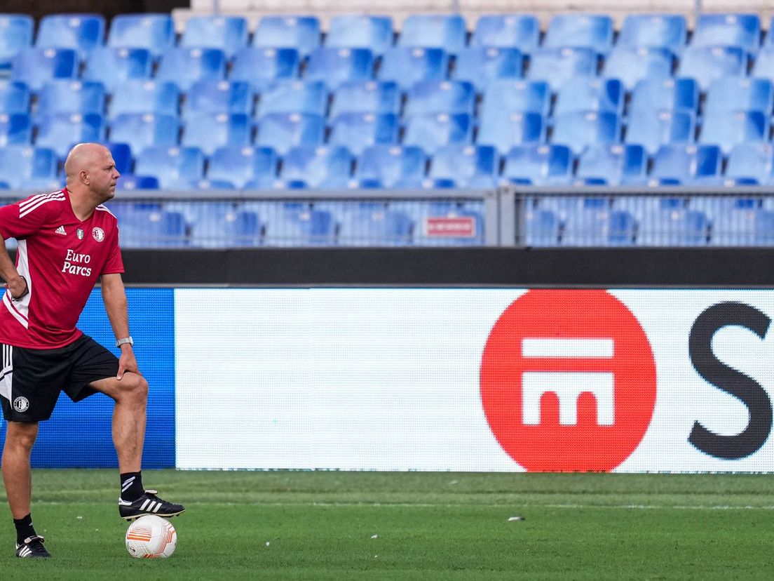 Arne Slot kijkt om zich heen in het Stadio Olimpico