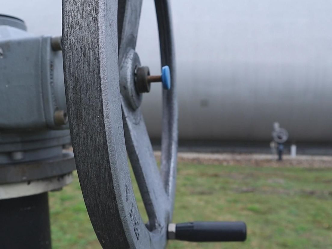 Op de achtergrond een van de 'bollen' van Evides Waterbedrijf waar 30 miljoen liter water in zit