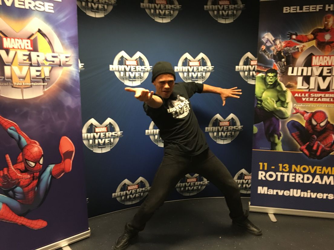 Geoff Thompson in karakteristieke Spiderman/Marvelshow-pose