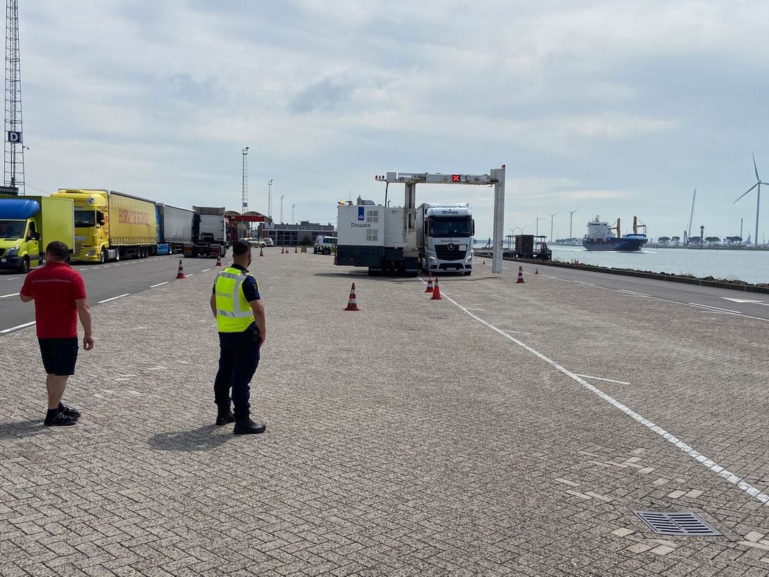 Een trailer gaat door de scanner in de haven van Hoek van Holland