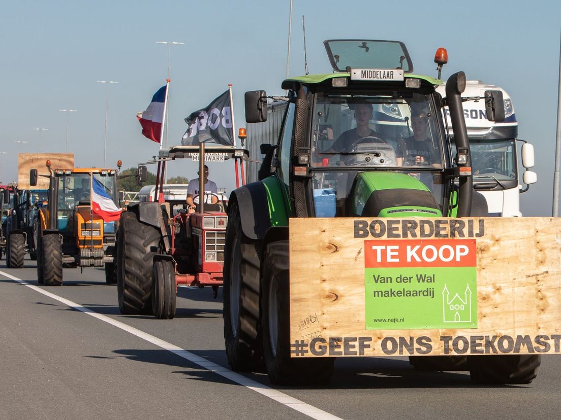 Boeren gaan actievoeren tijdens Vuelta: 'Vlaggen, spandoeken en een gigantische rij trekkers bij Woudenberg'