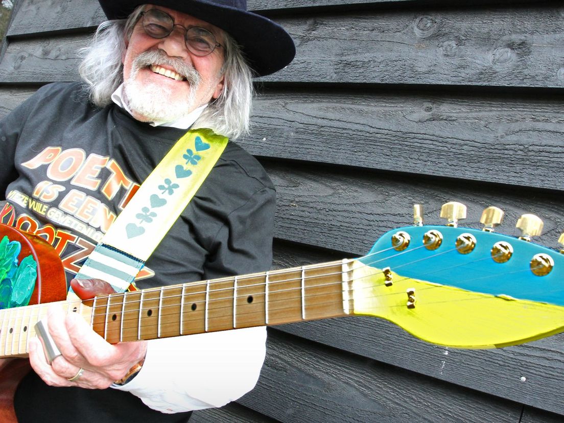 Bennie Jolink ontwerpt speciale Oekraïne-gitaar in strijd tegen 'gewetenloze laffe klootzak' Poetin