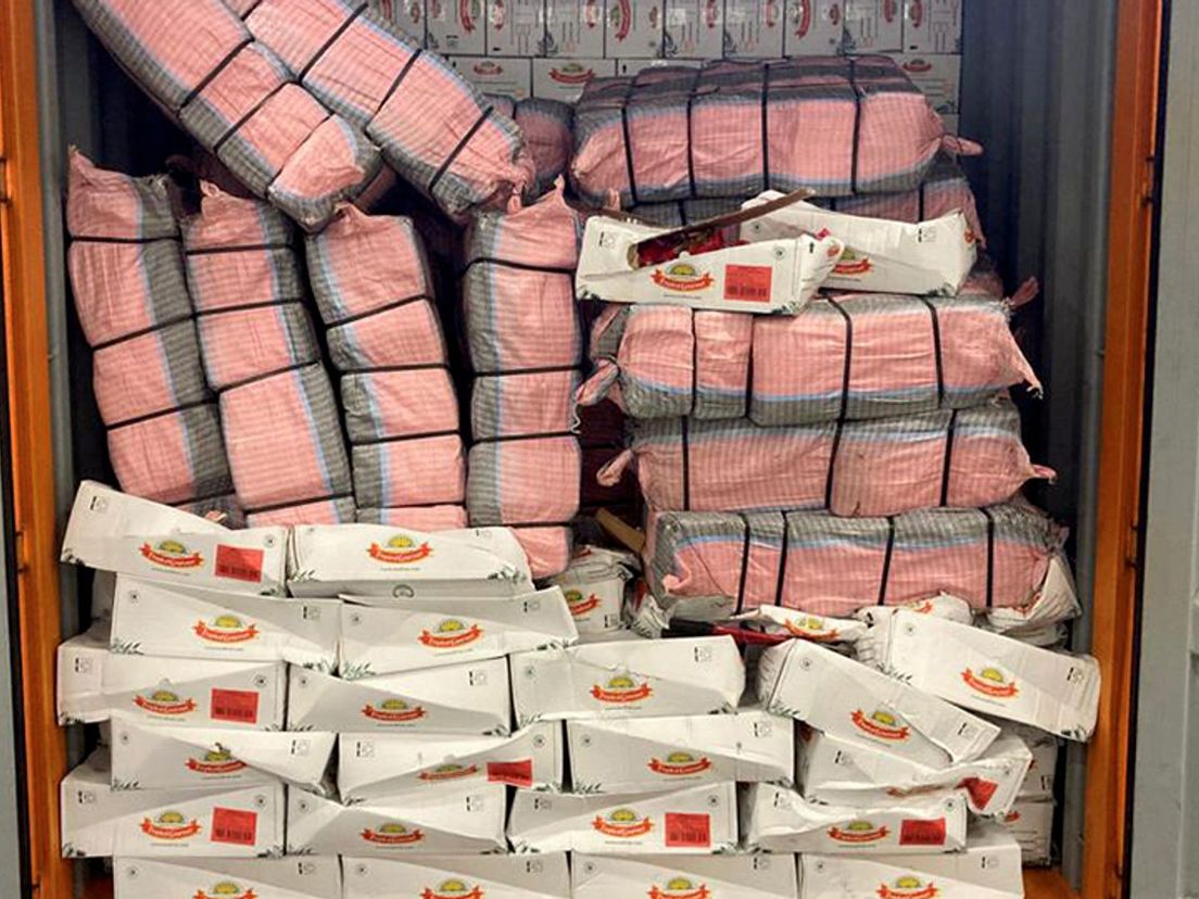Grote pakketten cocaïne zitten verstopt tussen een lading chips uit Ecuador