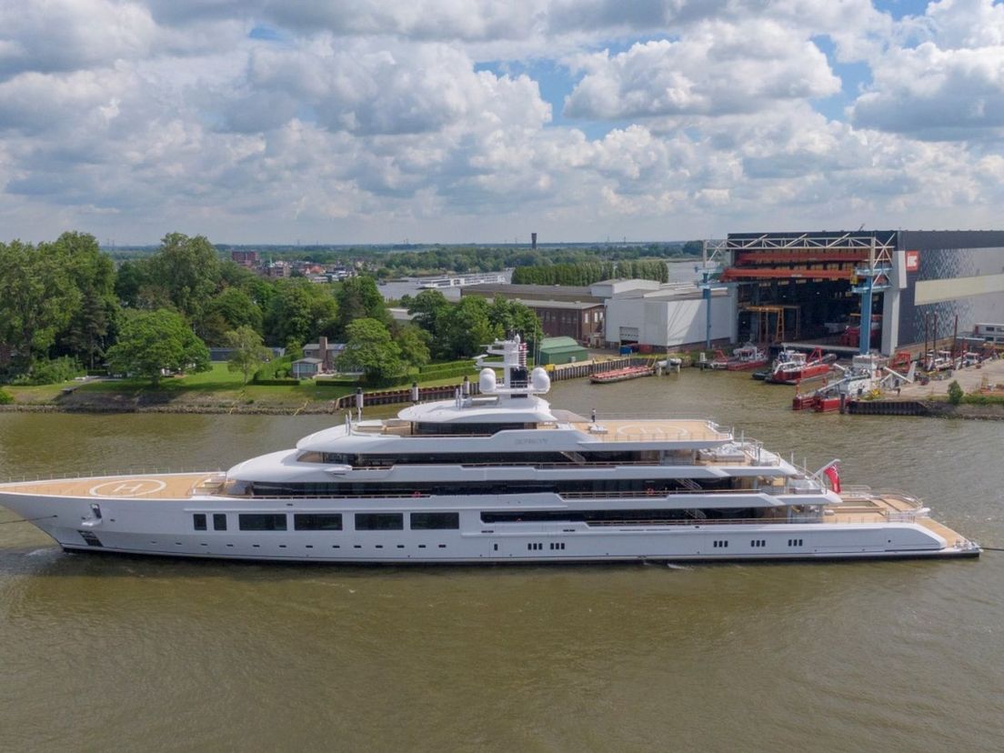 Met 117 meter is dit jacht het grootste van Nederland.