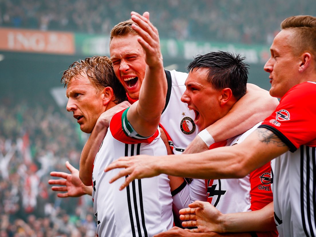 Dirk Kuijt viert zijn eerste treffer