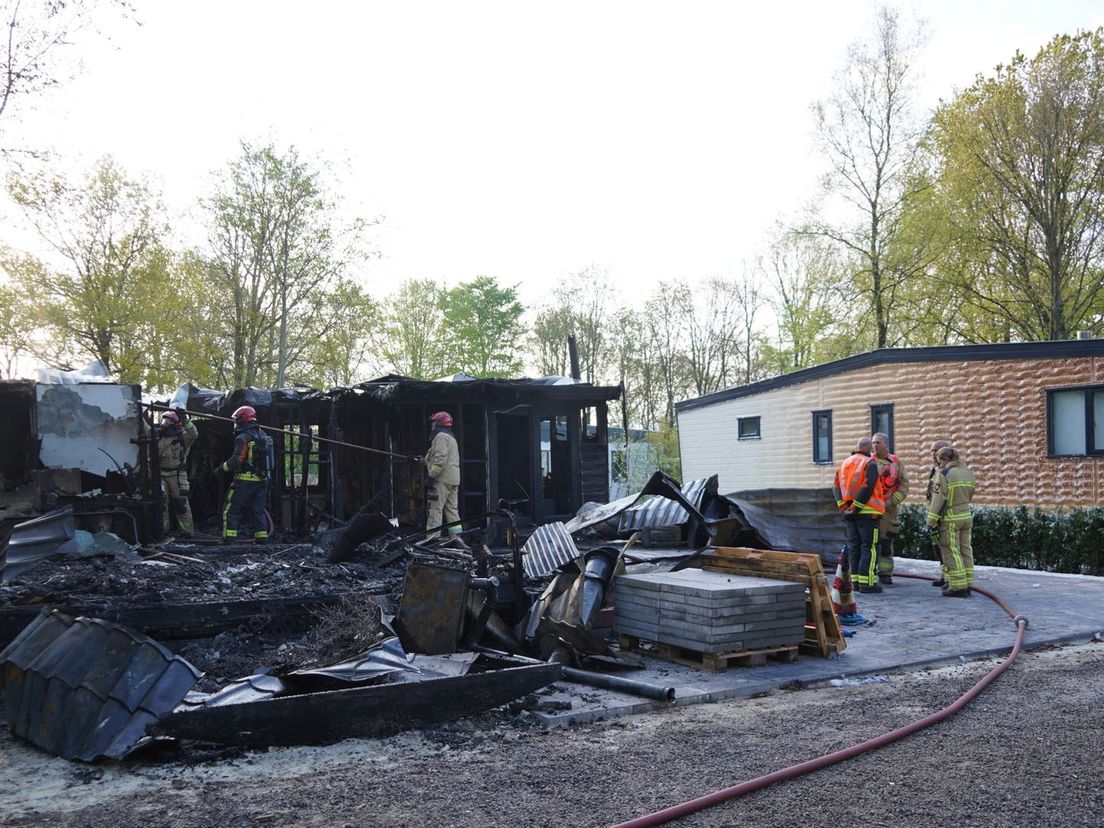 De brandweer voorkwam dat het vuur oversloeg