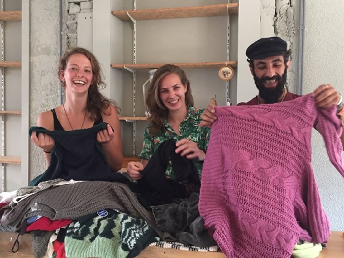 The Swapshop bij de eerste opening. Links staat Monique Drent.