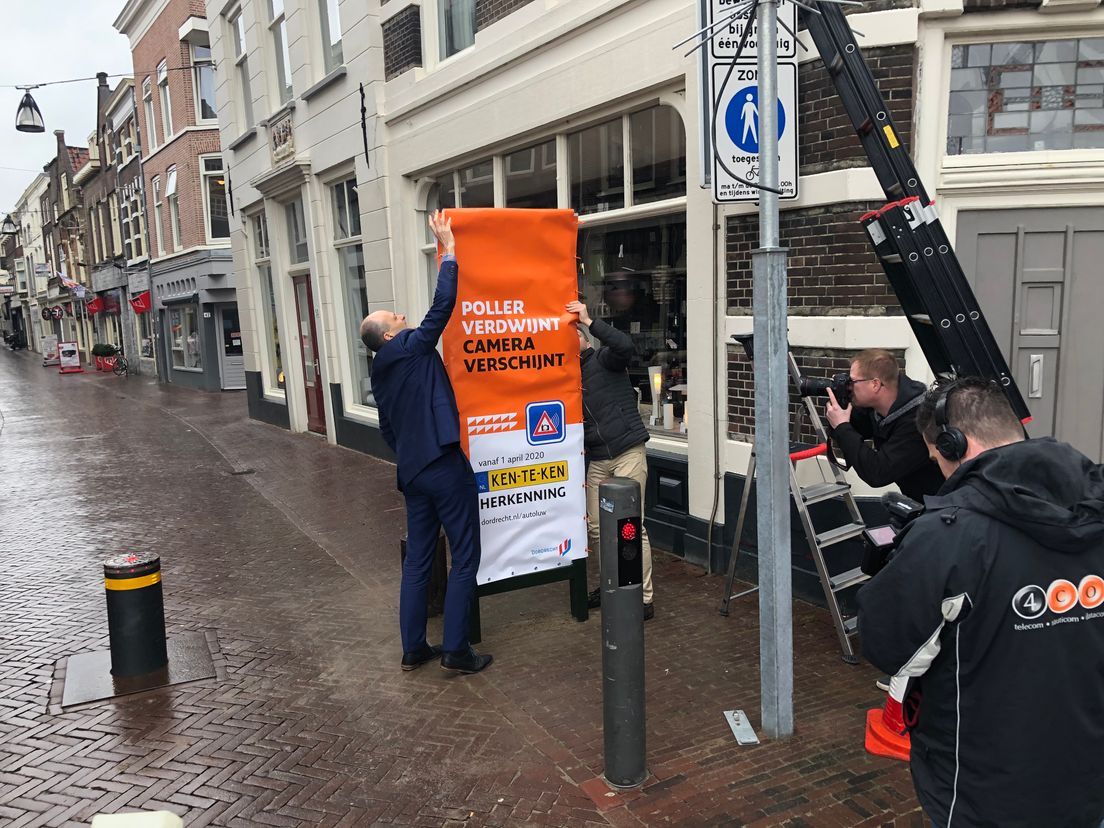 Wethouder Van der Linden gaf maandag in Dordrecht het startsein voor de vervanging van pollers door camera's