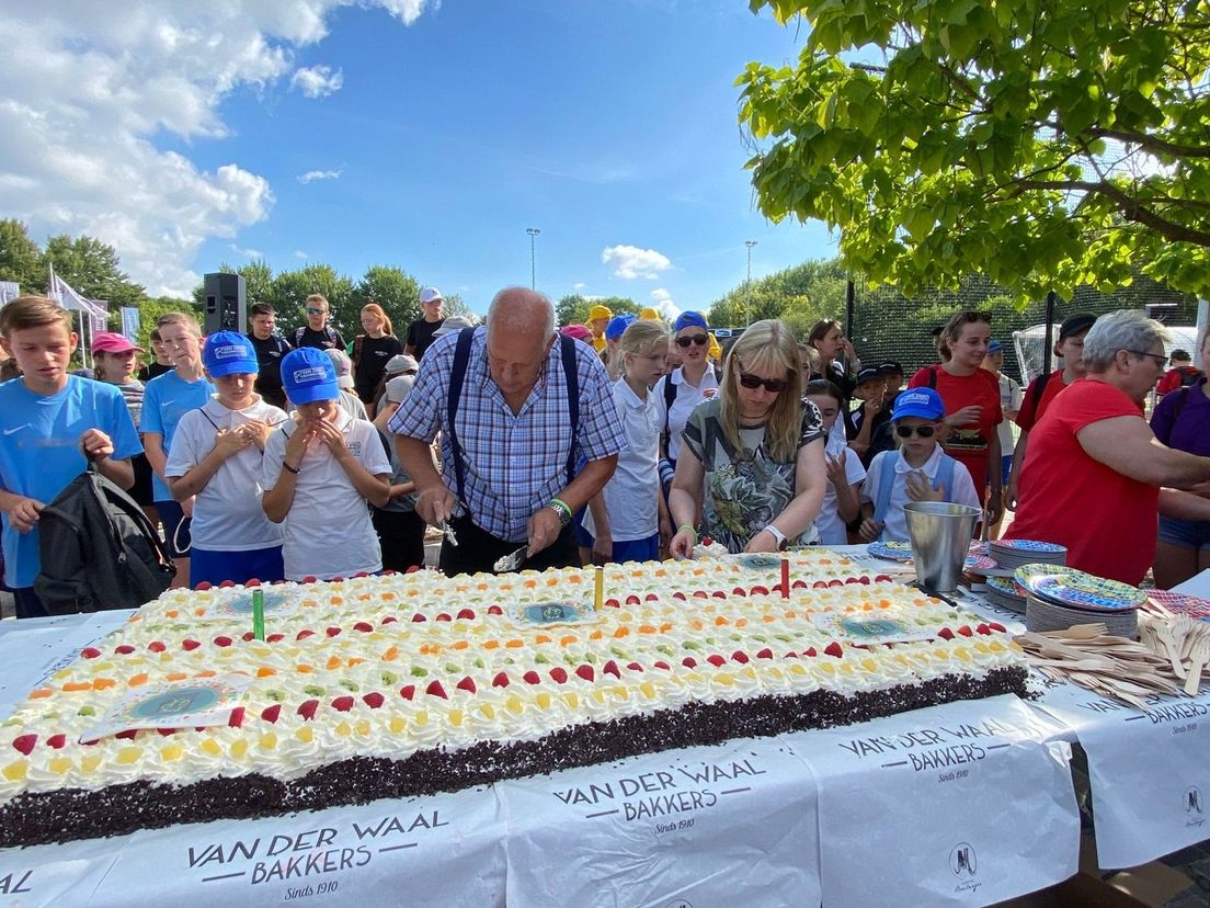 Een enorme taart om de 50e editie van de 3x2 Wielertour te vieren