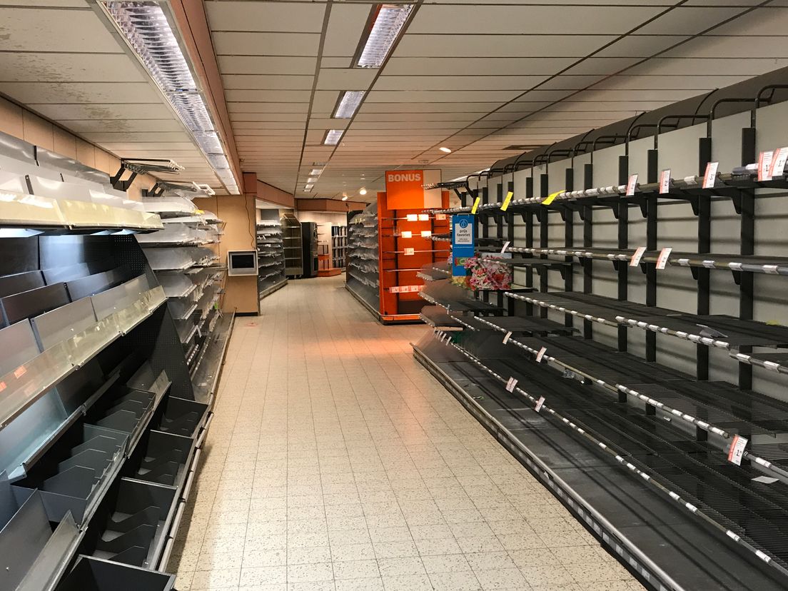 Lege schappen in de AH-winkel aan de Stationsweg: Welke keten erin komt, is nog onduidelijk (Rechten: RTV Drenthe / Margriet Benak)