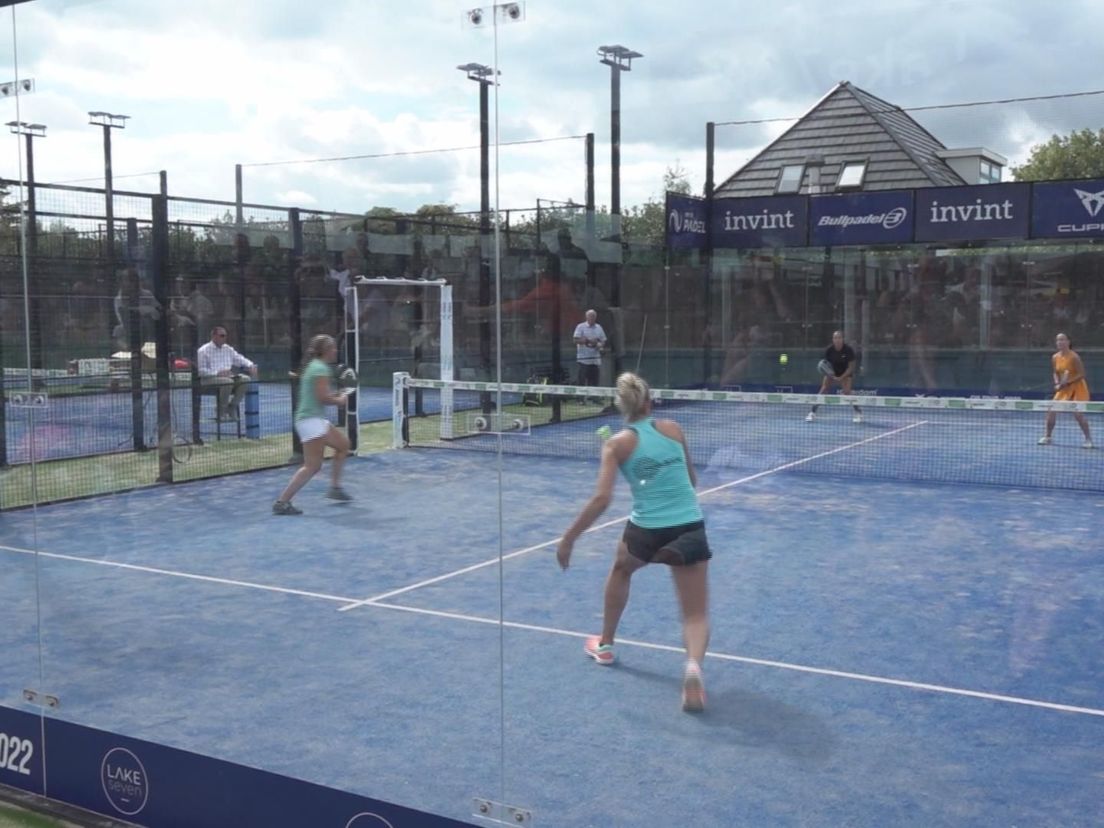 Een duel tijdens het internationale padeltoernooi op Lake Seven in Zevenhuizen