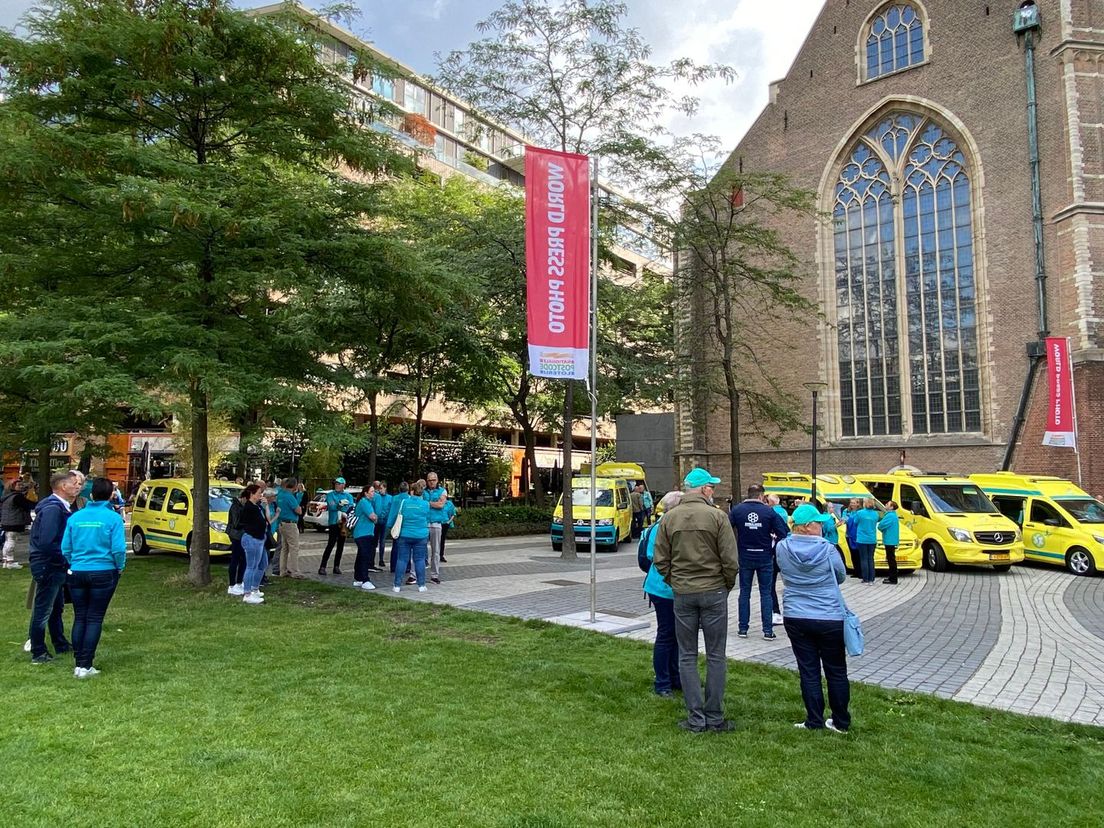 Ambulancepersoneel voor de ingang van de Laurenskerk voor het afscheid van Kees Veldboer