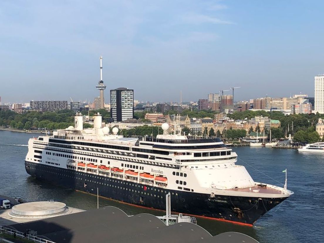 Cruiseschip Rotterdam komt aan in Rotterdam voor afscheid Rijnmond