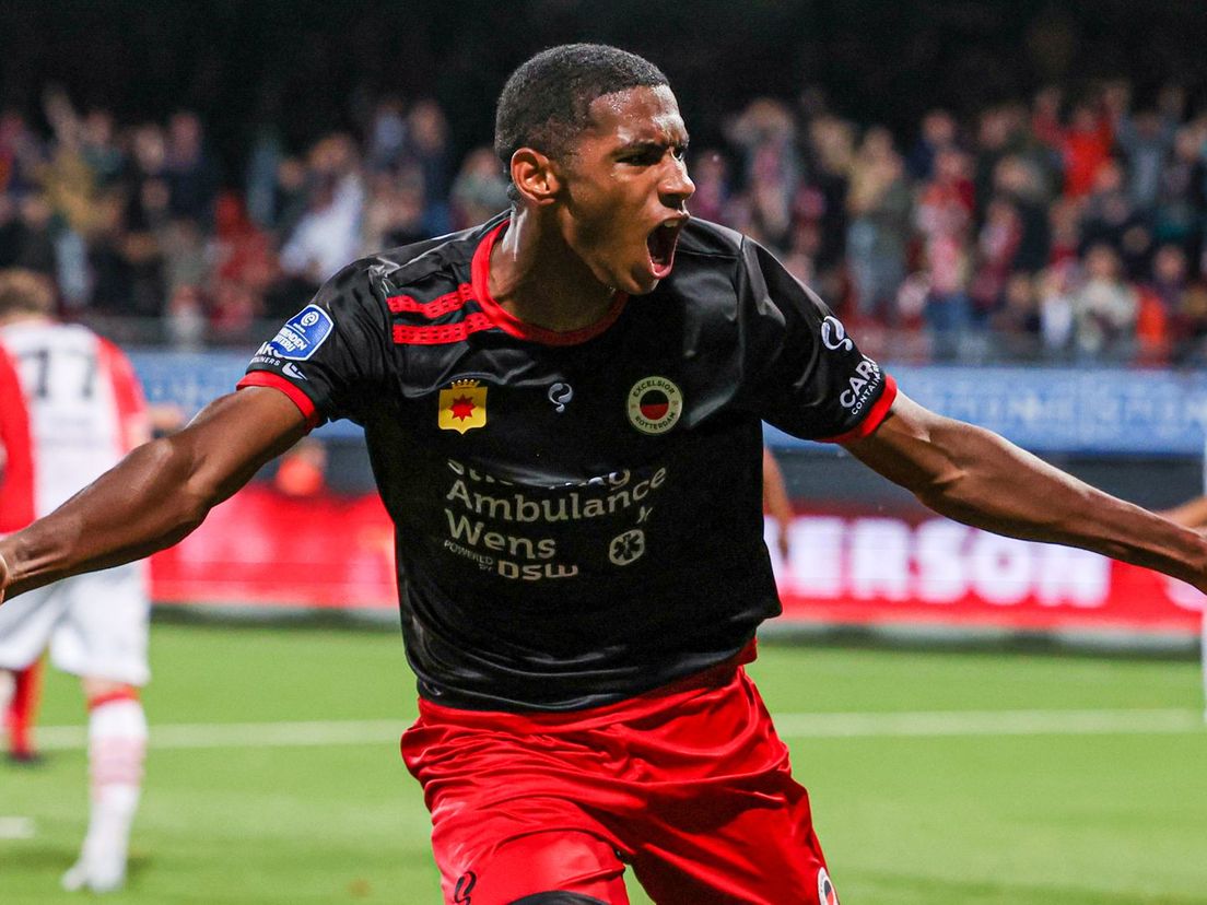 Serano Seymor was uitzinnig van vreugde na de late 2-1 voor Excelsior tegen FC Emmen