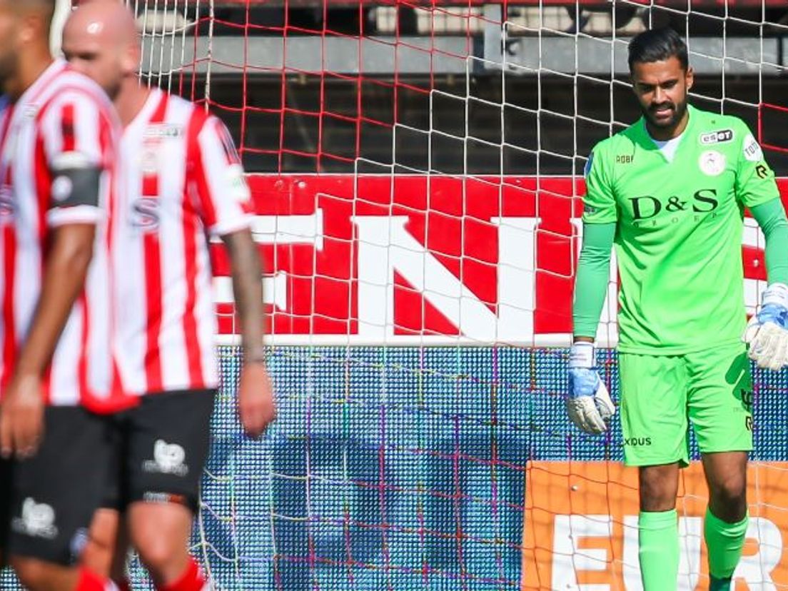 Benjamin van Leer, kort na de 0-1 van Antony. (VK Sportphoto - Mischa Keemink)