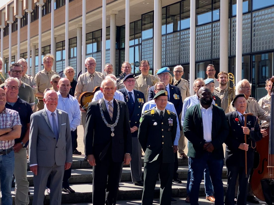 De Schiedamse veteranen poseren met burgemeester Cor Lamers voor de traditionele groepsfoto