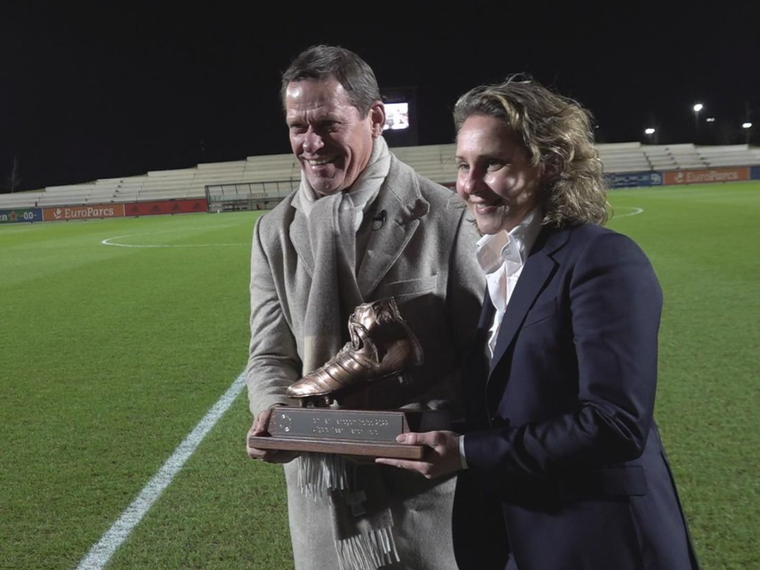 Manon Melis krijgt haar Willem van Hanegem Trofee uit handen van Frank Arnesen