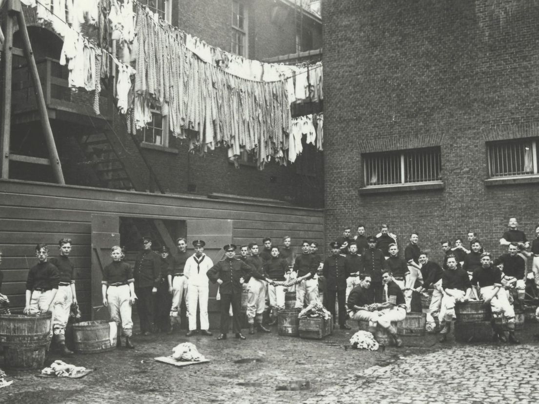 plunje wassen op de marinierskazerne aan het Oostplein (1925)