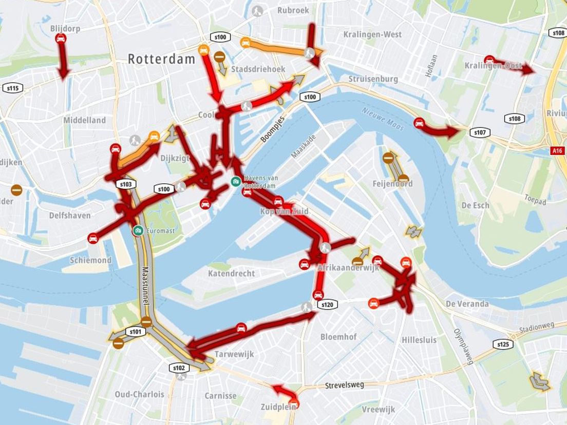 Het staat flink vast rondom de afgesloten Maastunnel