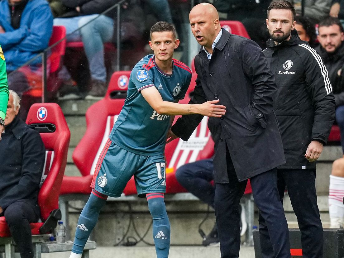 Sebastian Szymanski en Arne Slot tijdens de topper tegen PSV