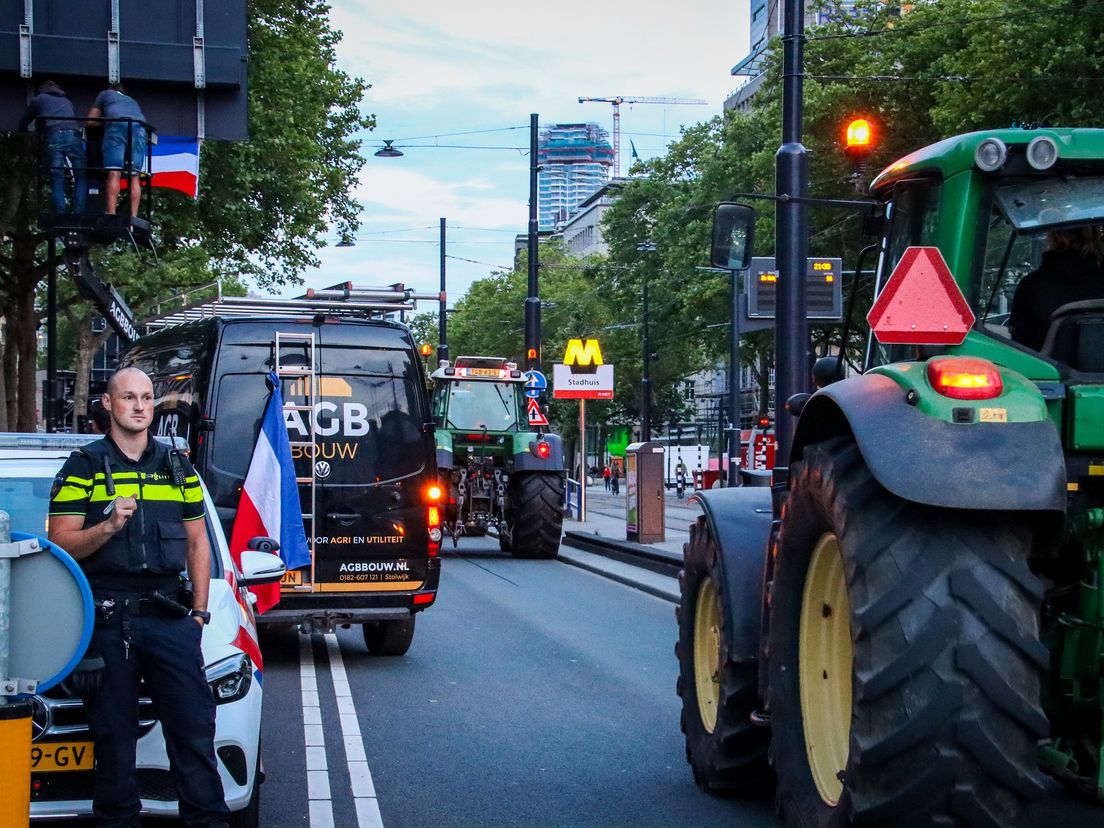 Boeren hangen donderdagavond vlaggen op bij metrostation Stadhuisplein aan de Coolsingel