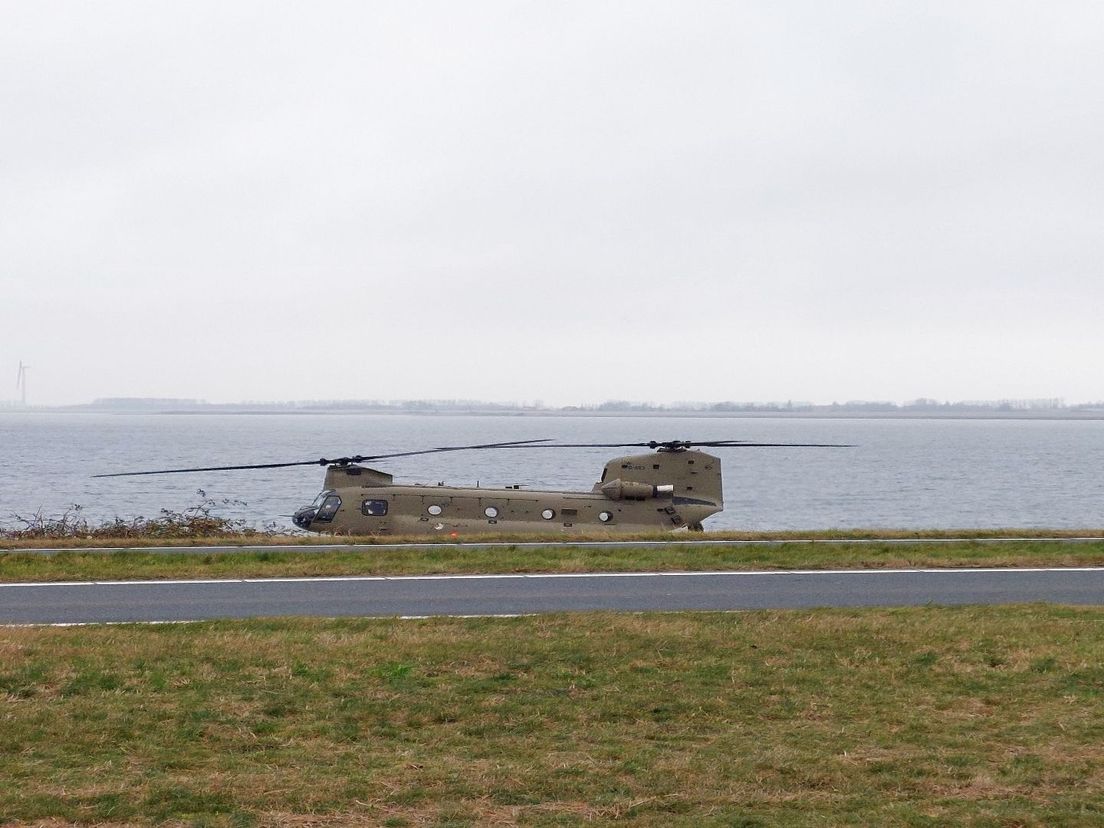 De Chinook naast de N59. Personeel bood eerst hulp.