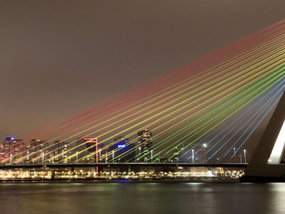 Erasmusbrug in regenboogkleuren