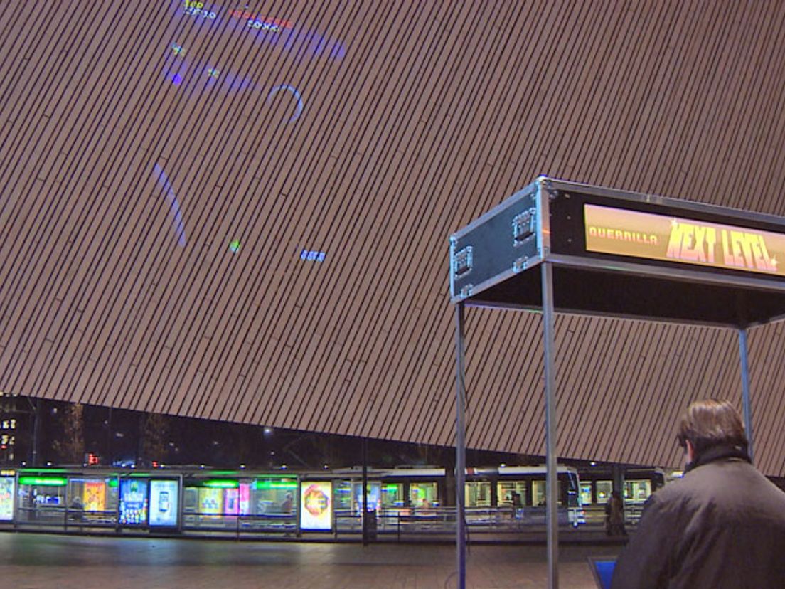 Pac-Man spelen op gevel Rotterdam Centraal