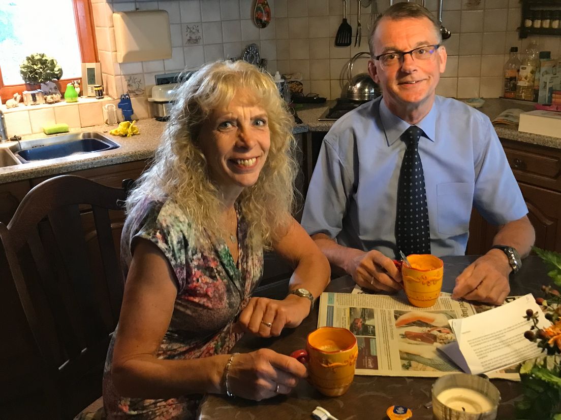 Jan Nieboer met zijn vrouw Marianne aan de keukentafel
(Rechten: Steven Stegen / RTV Drenthe)
