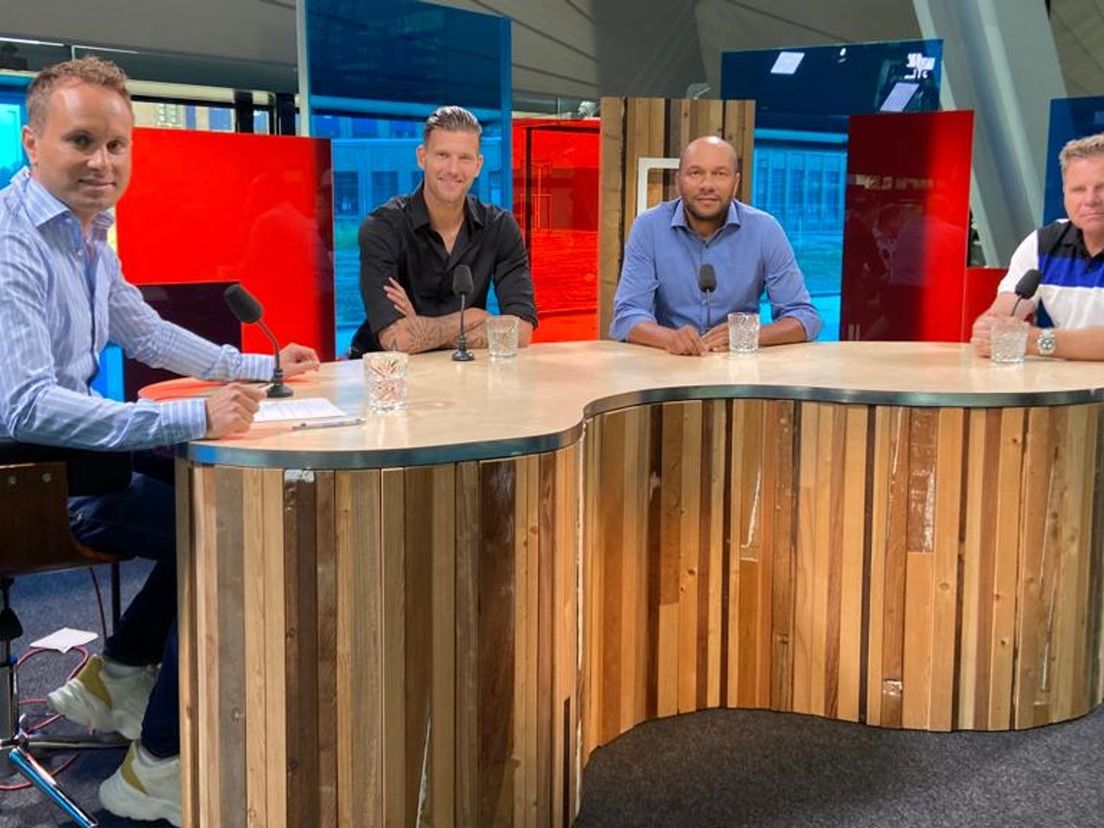 FC Rijnmond van 19 augustus met presentator Bart Nolles, Michiel Kramer, Sinclair Bischop en Harry van der Laan