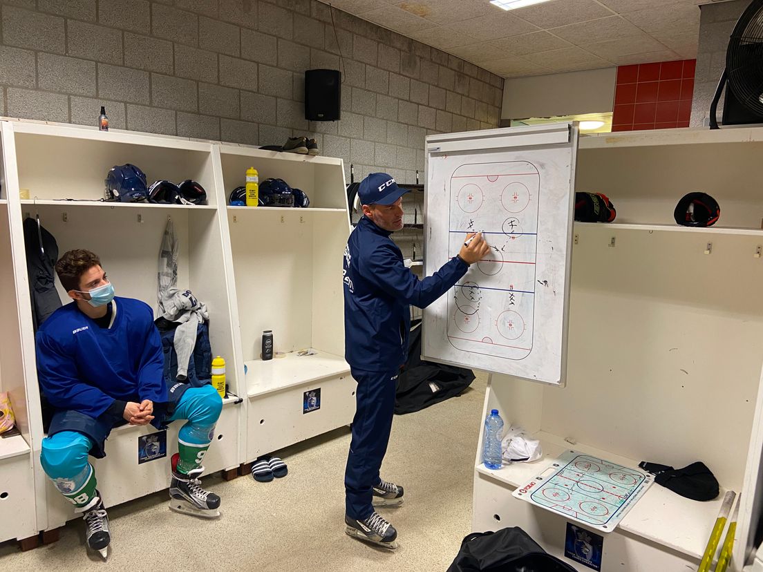 Hoofdcoach Marc Visschers met (voorlopig) de laatste teambespreking.