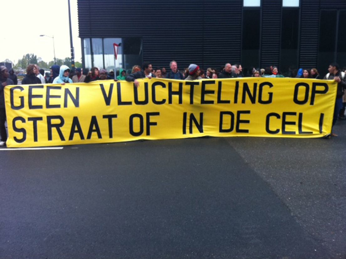 Ook maandagavond werd volop geprotesteerd bij het detentiecentrum