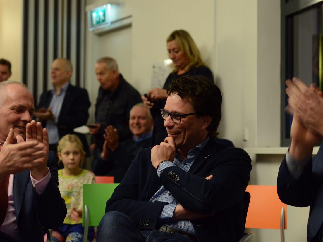 Een blije winnaar Maurice Hoogeveen, naast hem de genomineerde Henk Brink (Rechten: Jeroen Kelderman / RTV Drenthe)