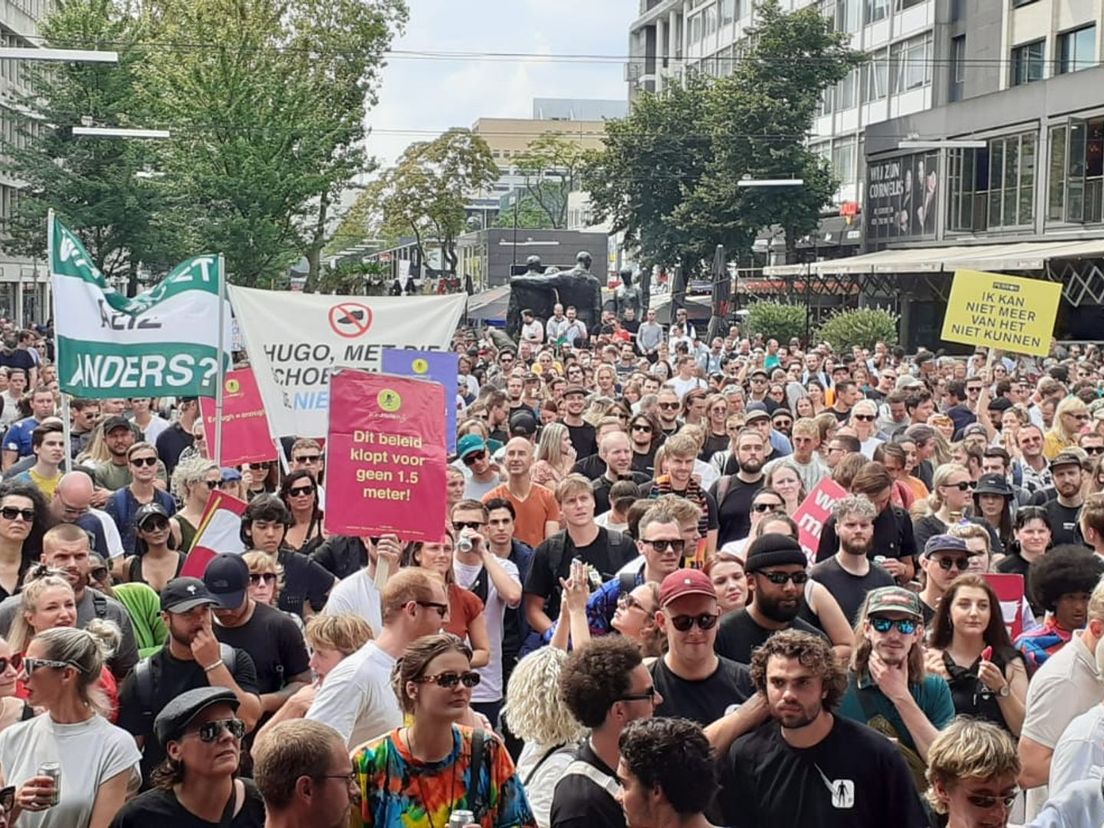 Duizenden demonstranten tijdens protestmars 'Unmute Us' in centrum Rotterdam op 21 augustus