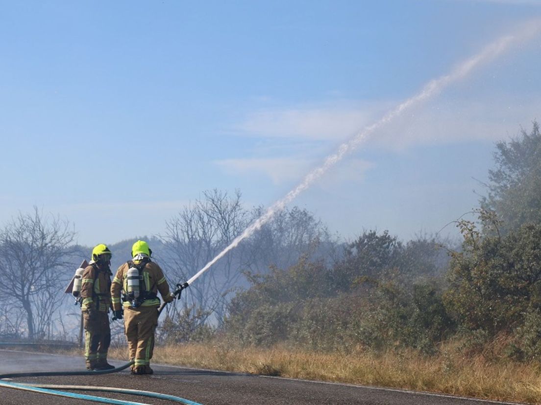 De brandweer heeft moeite om het vuur te bestrijden vanwege een tekort aan water