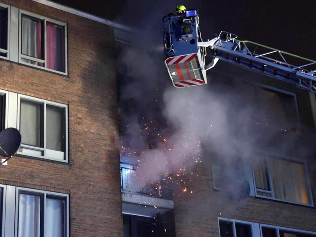 Kleine woningbrand in de Lorcastraat in Rotterdam